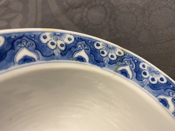 Twee Chinese blauw-witte kommen, Kangxi